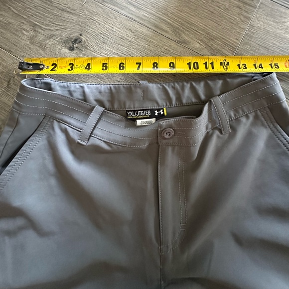 Under Armour Gray Shorts with Moisture-Wicking Fabric - Picture 3 of 4